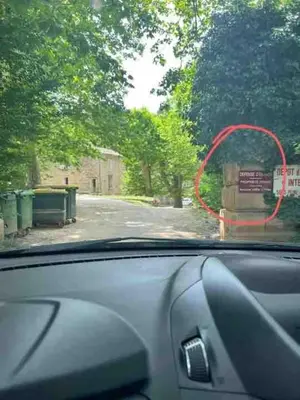 a red arrow on a sign in a car at Au pied du Colorado Provencal in Rustrel