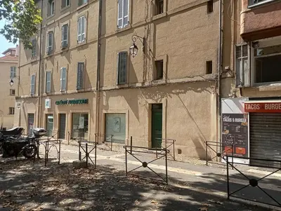a group of chairs sitting outside of a building at Evasion Aixoise logement T2 au Centre historique in Aix-en-Provence