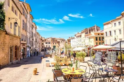 a city street with tables and chairs and buildings at Evasion Aixoise logement T2 au Centre historique in Aix-en-Provence