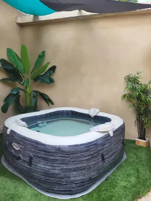 a jacuzziificialificialificialificialificialificialificialificialificialificialificial at Maison BRIALI avec Jacuzzi espace détente in Aubignan