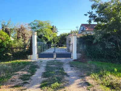 a gate in the driveway of a house at Maison BRIALI avec Jacuzzi espace détente in Aubignan