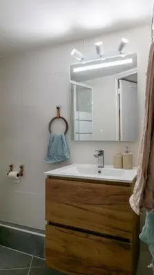 a bathroom with a sink and a mirror at Duplex en centre ville avec un Garage privé in Salon-de-Provence