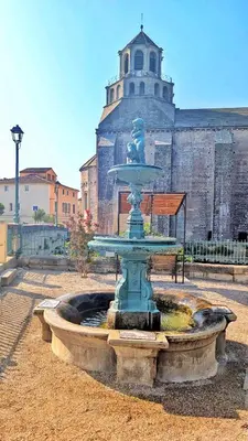a water fountain in front of a building at Cosy & Cocooning in Le Thor