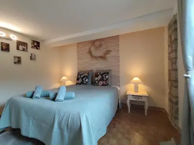 a living room with a couch with a blanket on it at Maisonnette provençale les pensées in Carpentras