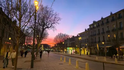a city street with christmas lights and a christmas tree at Appartement cosy et silencieux avec salon & chambre & mezzanine - 3 couchages - en plein centre historique et proche transports in Aix-en-Provence