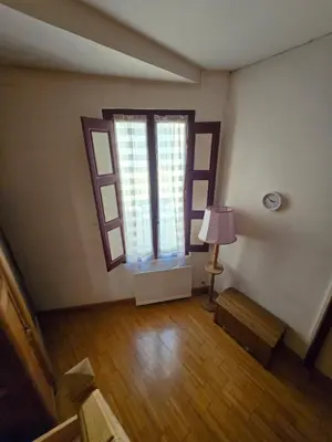 a bedroom with a bed with a lamp on a table at Appartement cosy et silencieux avec salon & chambre & mezzanine - 3 couchages - en plein centre historique et proche transports in Aix-en-Provence
