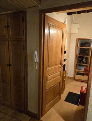 a mirror on a wall next to a door at Appartement cosy et silencieux avec salon & chambre & mezzanine - 3 couchages - en plein centre historique et proche transports in Aix-en-Provence