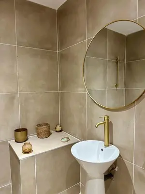 a bathroom with a sink and a mirror at Bel appartement 1er étage au centre ville de Carpentras in Carpentras