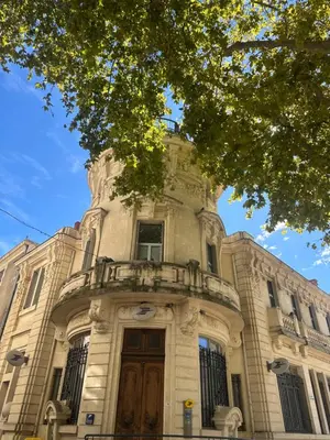a large building with a balcony on top of it at Bel appartement 1er étage au centre ville de Carpentras in Carpentras