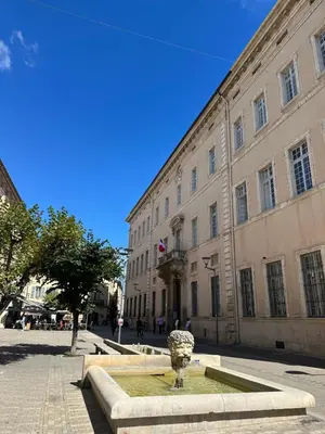 a large building with a fountain in front of a building at CARPENTRAS 2ème étage BEL APPARTEMENT au CENTRE VILLE in Carpentras