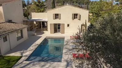 an aerial view of a house with a swimming pool at Villa entièrement rénovée in Saint-Rémy-de-Provence