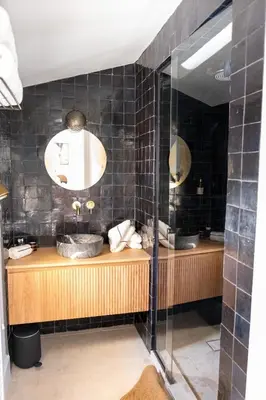a bathroom with a sink and a mirror at Villa entièrement rénovée in Saint-Rémy-de-Provence