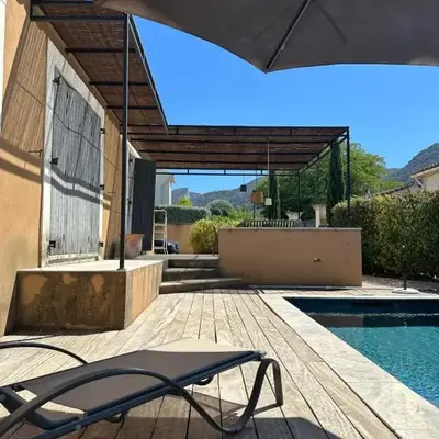 House with a view of Luberon and a pool