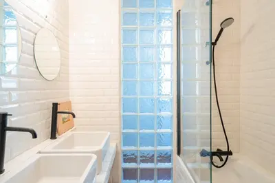 a bathroom with two sinks and a shower at Splendide appartement au cœur du centre historique in Aix-en-Provence