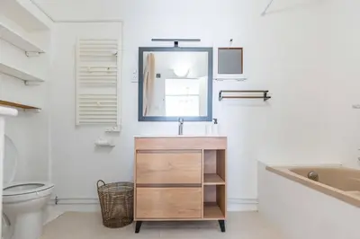 a bathroom with a sink and a tub and a toilet at Appartement confortable L'Éclat Doré in Pertuis
