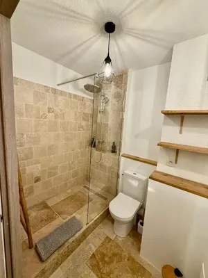 a bathroom with a shower and a toilet at Suite appartement in Châteaurenard