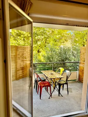 a patio with a table and chairs on a balcony at Suite appartement in Châteaurenard