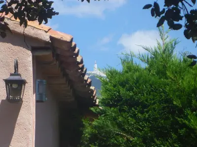 a view of the lighthouse from behind a building at Les Tournillayres in Bédoin