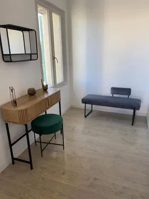 a room with a bench and a table and a mirror at L appartement Lambescain in Lambesc