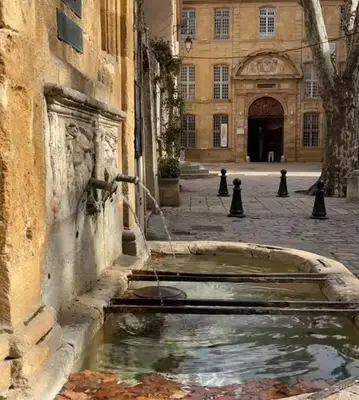 a water fountain on the side of a building at Appartement charmant d'Aix-en-Provence in Aix-en-Provence