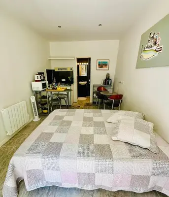 a bedroom with a large bed in a room at Très joli studio prôche Lourmarin in La Celle-sous-Gouzon