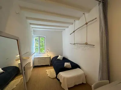 a small room with a bed and a mirror at Maison des Fontaines - Terrasse & vue sur vignoble, proche Aix-en-Provence 5 personnes - Domaine Viticole Château de Barbebelle, Rognes, Provence in Rognes