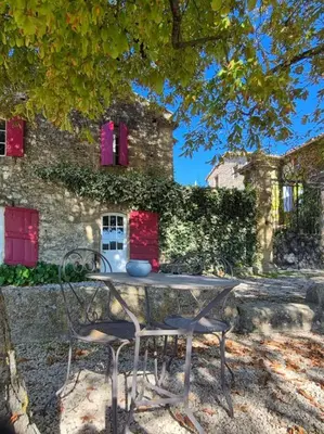 a table and chairs in front of a building at Maison des Fontaines - Terrasse & vue sur vignoble, proche Aix-en-Provence 5 personnes - Domaine Viticole Château de Barbebelle, Rognes, Provence in Rognes