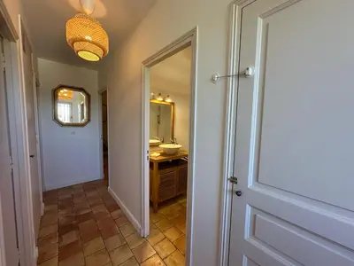 a hallway with a bathroom with a sink and a mirror at Villa des Platanes - Maison provençale avec jardin, parking & barbecue au cœur du vignoble du Château de Barbebelle Rognes - Proche Aix-en-Provence - 6 personnes in Rognes