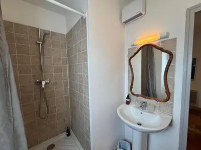 a bathroom with a sink and a shower at Studio Ouest - Chambre avec vue vignoble - Domaine viticole Château Barbebelle Rognes - Proche d'Aix-en-Provence in Rognes