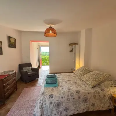 Studio Ouest - Chambre avec vue vignoble - Domaine viticole Château Barbebelle Rognes - Proche d'Aix-en-Provence