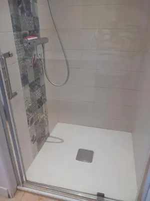 a shower with a glass door and a shower at Les lauriers in Aubignan