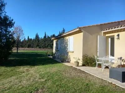 a villa with a garden and a patio at Les lauriers in Aubignan