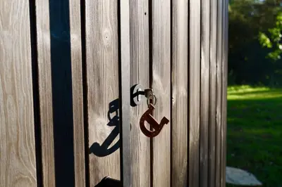 a wooden wall with a latch on it at Haras de Castellane in Pertuis