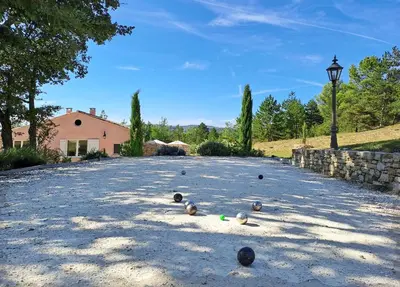 a driveway with balls on the ground in front of a house at Domaine de Battarel, 4 hectares en Luberon in Saint-Martin-de-Castillon