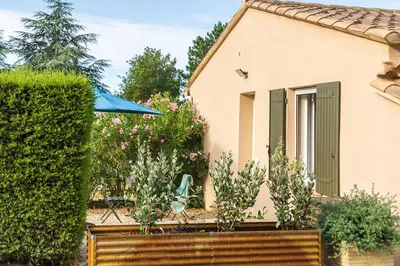 a house with a garden in front of it at La Colline - Pause Provençale in LʼIsle-sur-la-Sorgue