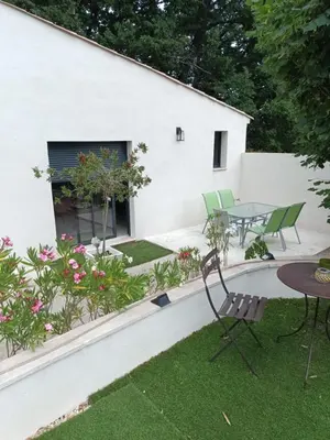 a patio with a table and chairs in a yard at petite Villa in Manosque