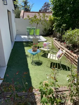 a garden with a table and chairs on the grass at petite Villa in Manosque