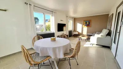 a living room with a white table and chairs at La casemate in LʼIsle-sur-la-Sorgue