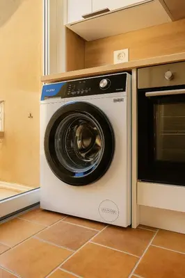 a washer and dryer sitting in a kitchen at Le Nily Provence, T2 cosy rénové avec Clim, Extérieur et Parking in Sainte-Tulle