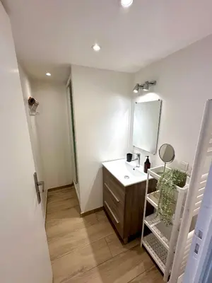 a bathroom with a sink and a mirror at Le Bleu Salonais - Centre ville in Salon-de-Provence