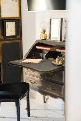 an office with a desk with a chair and a lamp at La Maison de Claire à Plan d'Orgon in Plan-dʼOrgon