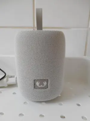 a computer speaker sitting on top of a desk at Maison lumineuse proche du centre in Carpentras
