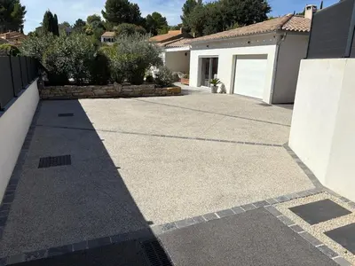 a driveway of a house with a garage at Grande maison familiale tout confort in Éguilles