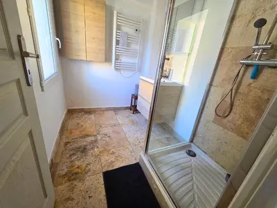 a shower with a glass door in a bathroom at Magnifique appartement au cœur de la Venise Provençale in LʼIsle-sur-la-Sorgue