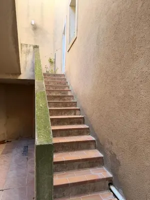 a stairway leading up to a building at Appartement de la flûte in LʼIsle-sur-la-Sorgue
