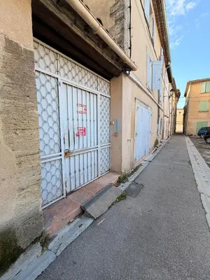 an alley with a gate on the side of a building at Appartement de la flûte in LʼIsle-sur-la-Sorgue