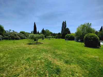 a large green field with trees and bushes at Instant parfait en Provence Villa 4 personnes parc piscine privatifs in Monteux