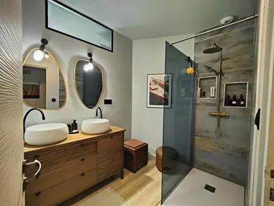 a bathroom with two sinks and a shower at Instant parfait en Provence Villa 4 personnes parc piscine privatifs in Monteux