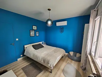a blue bedroom with a bed and a blue wall at Instant parfait en Provence Villa 4 personnes parc piscine privatifs in Monteux