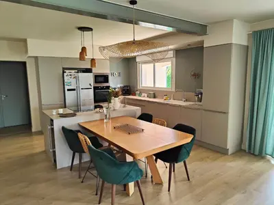 a kitchen and dining room with a wooden table and chairs at Instant parfait en Provence Villa 4 personnes parc piscine privatifs in Monteux